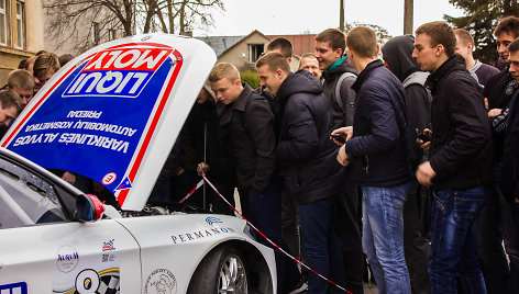 Šiems studentams pasisekė – ne kasdien paskaitos pavyzdžiu tampa sportinis bolidas