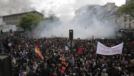 Paryžiuje per Gegužės 1-osios protestus kilus riau&scaron;ėms sulaikyta de&scaron;imtys žmonių