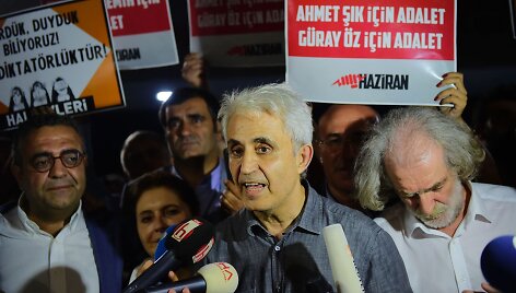 Turkijoje paleisti 8 mėnesius kalėjime laikyti laikra&scaron;čio darbuotojai
