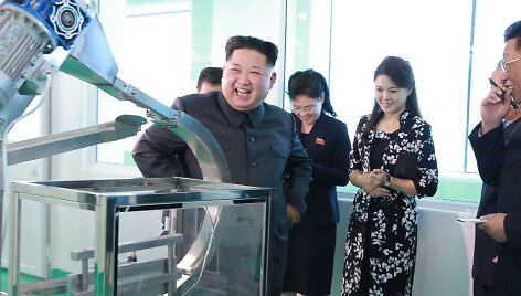 Kim Jong Unas su žmona ir seserimi apsilankė kosmetikos gamykloje
