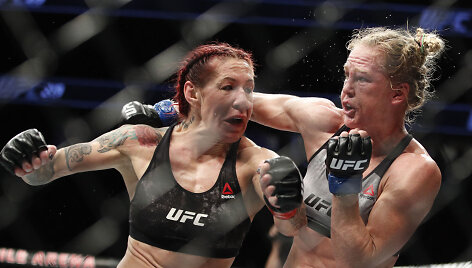 Cris Cyborg prie&scaron; Holly Holm
