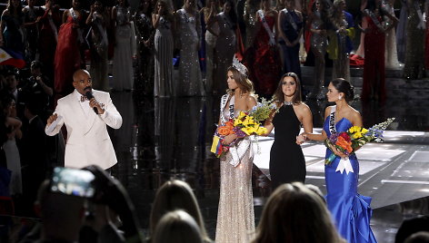 Iš kairės: Steve'as Harvey, „Mis Kolumbija“ Ariadna Gutierrez Arevalo, 2014-ųjų „Mis Visata“ Paulina Vega, „Mis Filipinai“ Pia Alonzo Wurtzbach