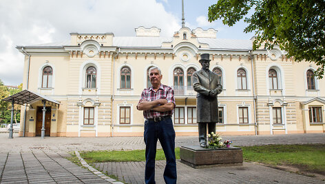 Istorinės Lietuvos  Respublikos Prezidentūros Kaune sargas Rimantas Garnelis
