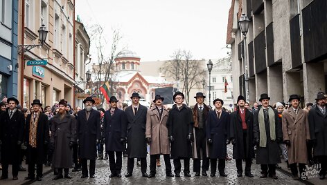 Teatralizuota signatarų eisena
