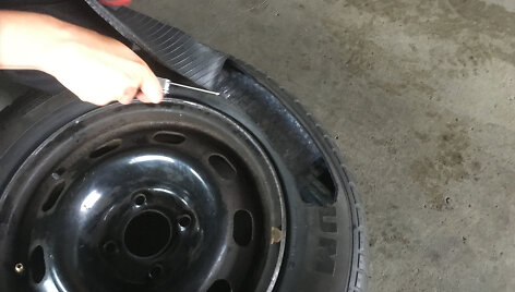 Cigarečių kontrabanda automobilio padangose