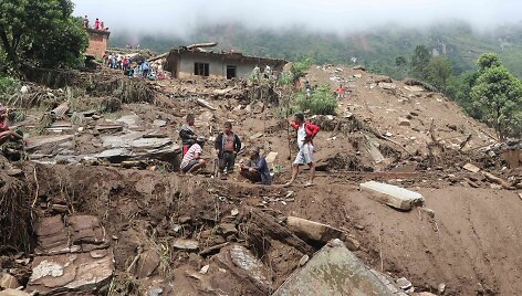 Nepalo kaimuose po nuo&scaron;liaužų ie&scaron;koma aukų