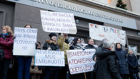 Piketas prieš aukštojo mokslo pertvarką prie LEU