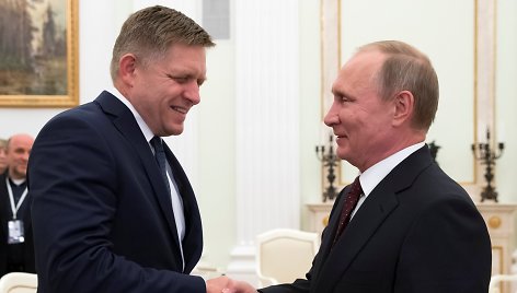 Rusijos prezidentas Vladimiras Putinas susitiko su Slovakijos ministru pirmininku Robertu Fico / POOL New / REUTERS