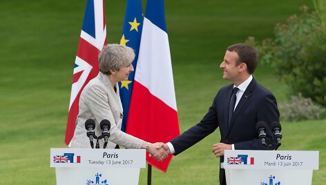 Theresa May ir Emmanuelis Macronas