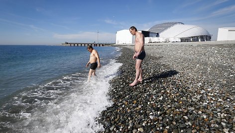 Vietos gyventojai maudosi Juodojoje jūroje, netoli Sočio olimpinio parko.