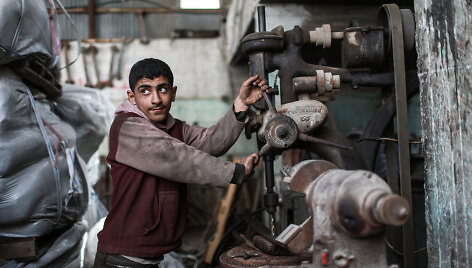 Paaugliai palestiniečiai, dirbantys mechanikais, kad galėtų padėti savo &scaron;eimoms