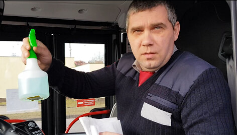 Vilniaus autobusų vairuotojai naudoja dezinfekcinį skystį