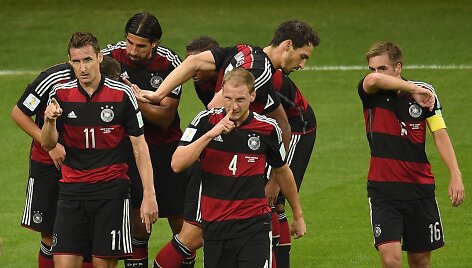 Vokietijos futbolininkai džiaugiasi Toni Krooso (kairėje) įvarčiu