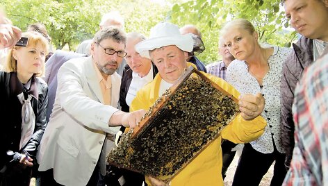 Vie&scaron;nagė bitininkų Skardžių ūkyje