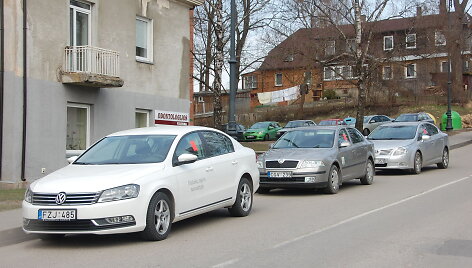 Tel&scaron;ių rajono savivaldybės automobilių stovėjimo aik&scaron;telė nesutalpina norinčių pasistatyti transporto priemonę ir susitvarkyti reikalus valdi&scaron;koje įstaigoje.