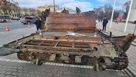 Gėlės ant tanko Vilniaus Katedros a.