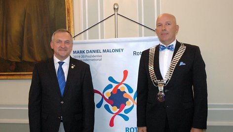 „Rotary“ apygardos valdytojo regalijas Arūnas Burkšas (dešinėje) perėmė iš Virginijaus Šniuko