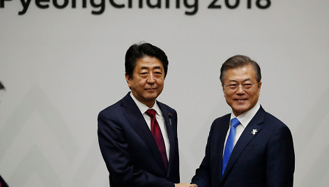 Shinzo Abe (kairėje) ir Moon Jae-inas