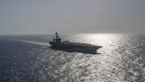 Laivas Hormuzo sąsiauryje /U.S Navy / ZUMAPRESS.com