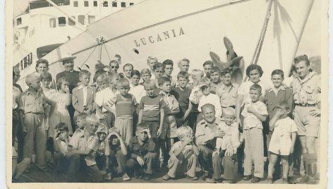 Lietuviai, vykstantys iš Vokietijos į Venesuelą. Hamburgas, 1947 m