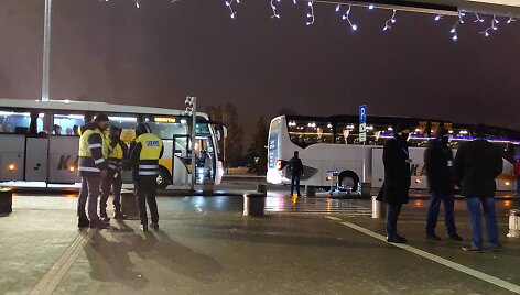 I&scaron; Londono grįžtantys lietuviai sėkmingai nusileido Rygoje, toliau keliaus specialiais autobusais
