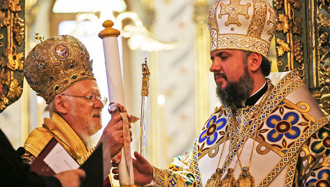 Konstantinopolio ekumeninis patriarchas Baltramiejus I metropolitui Epifanijui įteikia tomosą.