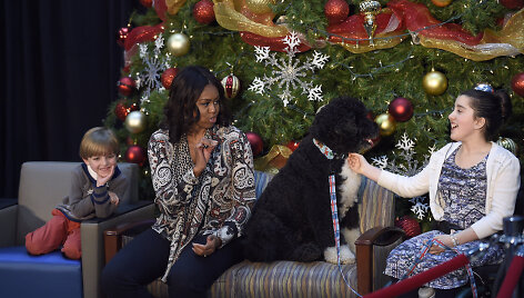 Michelle Obama vaikų ligoninėje su &scaron;uniu Bo