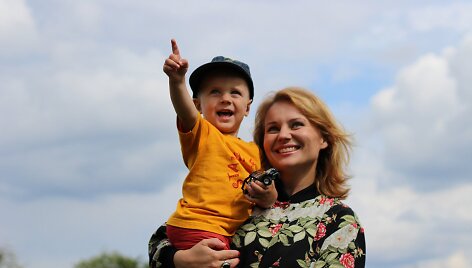 Neringa Nekra&scaron;iūtė su sūnumi