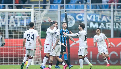 „Cagliari“ futbolininkai švenčia įvartį