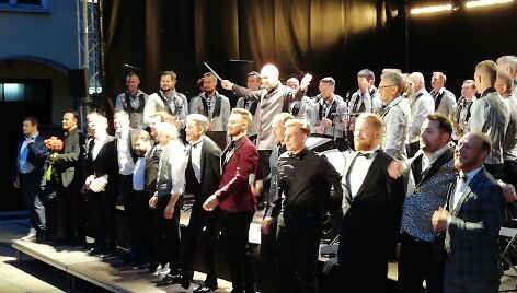 Vienoje scenoje &ndash; 16 tenorų
