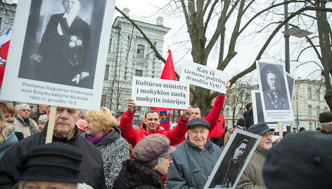 Mitingas dėl Vyčio paminklo Luki&scaron;kių aik&scaron;tėje statybų