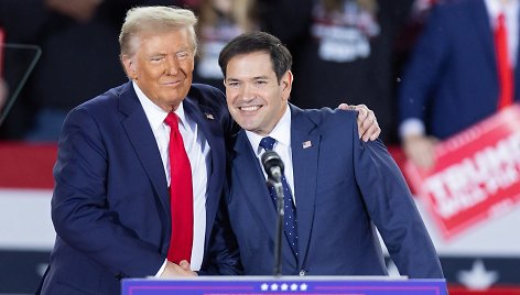 JAV išrinktasis prezidentas Donaldas Trumpas su Marco Rubio / RYAN M. KELLY / AFP