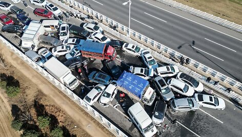Kinijos greitkelyje susidūrė &scaron;imtai automobilių