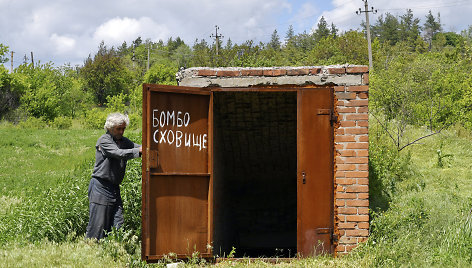 Vietinė Donecko regiono gyventoja prie įėjimo į slėptuvę nuo bombų