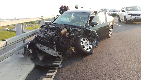 &Scaron;e&scaron;tadienio vakarą Klaipėdos Jakų žiede avariją patyrė i&scaron; Palangos Vilniaus kryptimi važiavęs automobilis &bdquo;Audi A6&ldquo;.