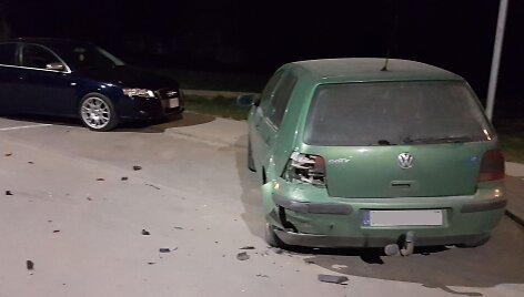 Raudondvaryje &bdquo;VW Passt&ldquo; apgadino du automobilius ir nuvažiavo