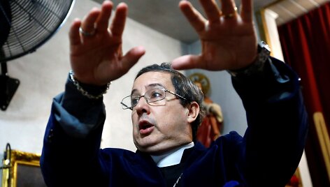 Argentiniečiai &bdquo;egzorcizmo mokykloje&ldquo; grumiasi su demonais