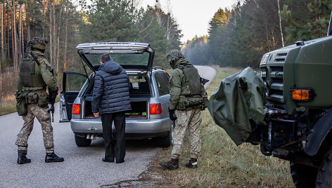 Įvedus nepaprastąją padėtį, kariškiai tikrina automobilį Druskininkų pasienio užkardos teritorijoje