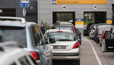 Automobilių eilės prie &bdquo;Regitros&ldquo; Vilniuje