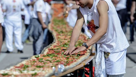 Neapolyje i&scaron;kepta 2 km ilgio pica