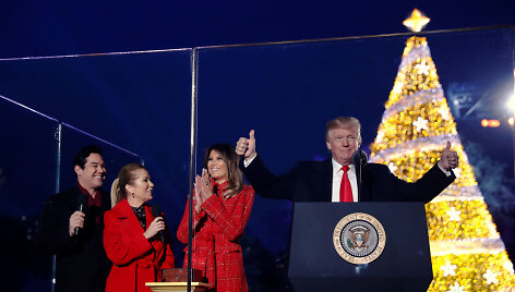 D.Trumpas pirmą kartą įžiebė pagrindinę &scaron;alies Kalėdų eglę. 