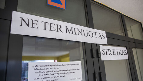 Mokytojų palaikymo akcija  &bdquo;&Scaron;MM, i&scaron;girsk mokytojus&ldquo; prie Vilniaus Žemynos progimnazijos