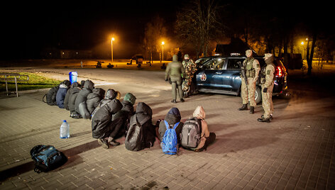 Marcinkonių kaime (Varėnos r.) prie parduotuvės sulaikyta 16 migrantų i&scaron; Irako grupė