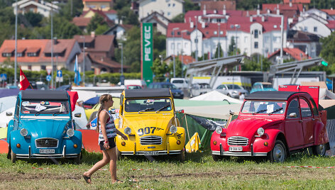 &bdquo;Citroen 2CV&ldquo;  automobiliai