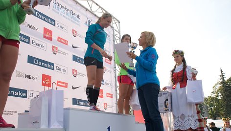 „Puikus sekmadienio rytas!” – pirmoji pasiekusi „Nestle 10 km“ bėgimo finišą Vilniaus maratone ištarė olimpinė čempionė Laura Asadauskaitė-Zadneprovskienė.