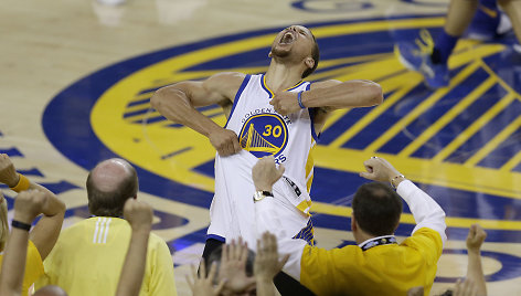 Stephenas Curry triumfuoja