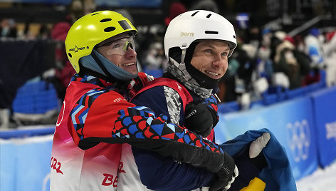 Oleksandras Abramenko (kairėje) apkabino rusą Ilją Burovą.