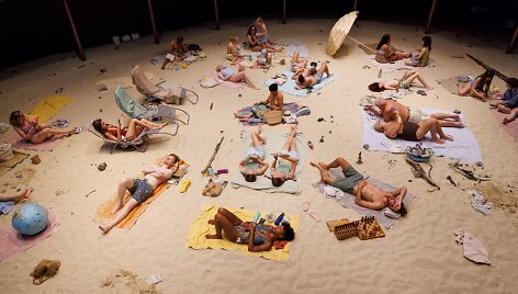 Rugilės Barzdžiukaitės, Vaivos Grainytės, Linos Lapelytės opera-performansas &bdquo;Saulė ir jūra&ldquo;, Albany teatre, Londonas, 2022. 
