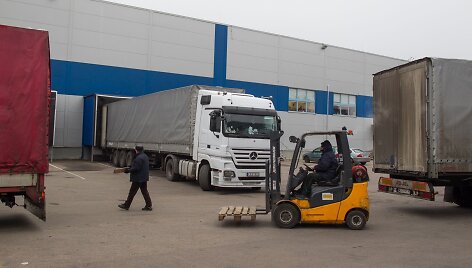 Krovinys perkrautas į vilkiką su rusi&scaron;kais numeriais.