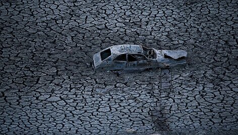 Automobilis ant i&scaron;džiūvusio Almadeno tvenkinio dugno